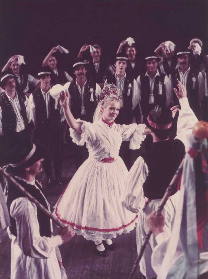 Lakodalmas: a menyasszony szerepében Timár Böske •  Fotó: Korniss Péter