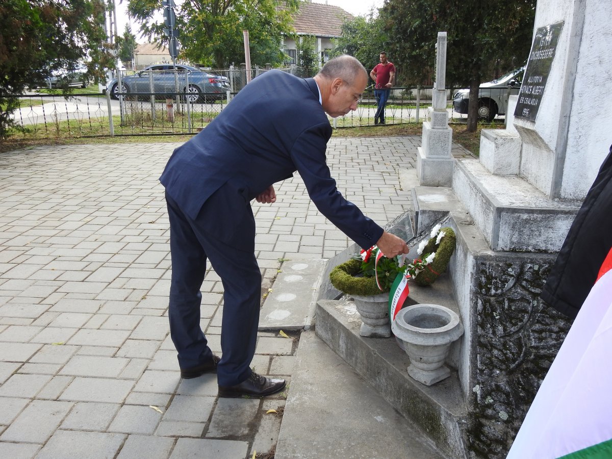 Szatmári látogatásán Lőrinczi Zoltán államtitkár megkoszorúzta Lázáriban a 2. világháborús hősök emlékművét •  Fotó: Makkay József