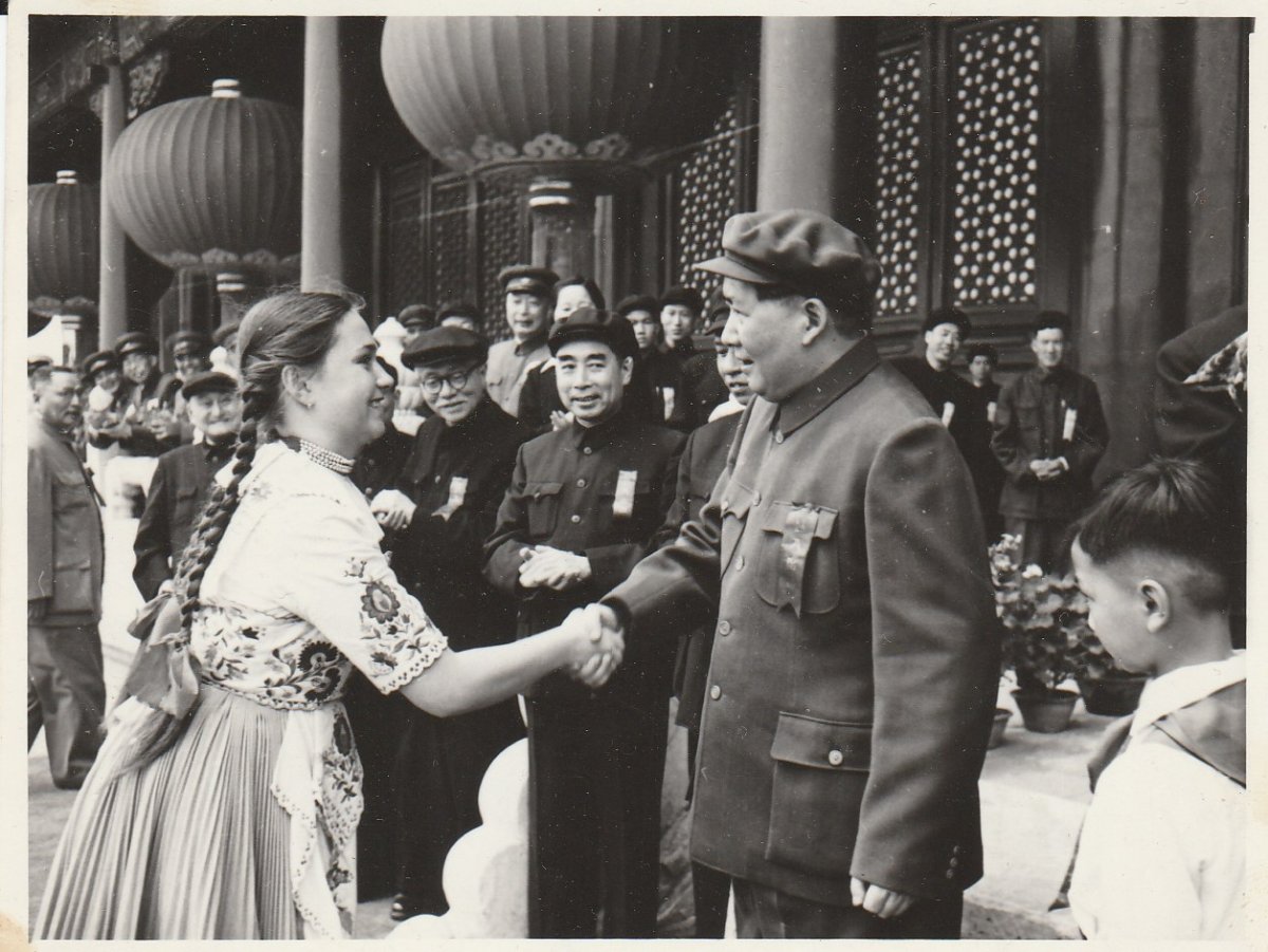 Az 1952-es kínai turnén az együttes tagjai Mao elnökkel is találkoztak •  Fotó: Hagyományok Háza/Archív