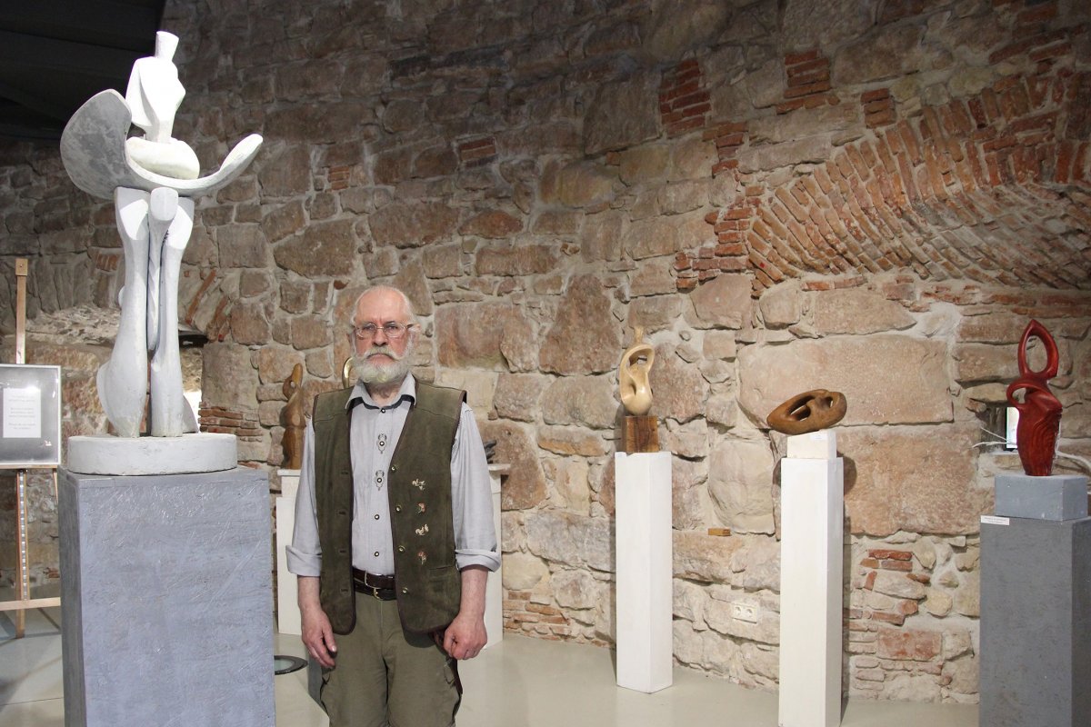 Kun Árpád György szobrász a kolozsvári Szabók bástyájában tartott kiállításán •  Fotó: Jakab Mónika