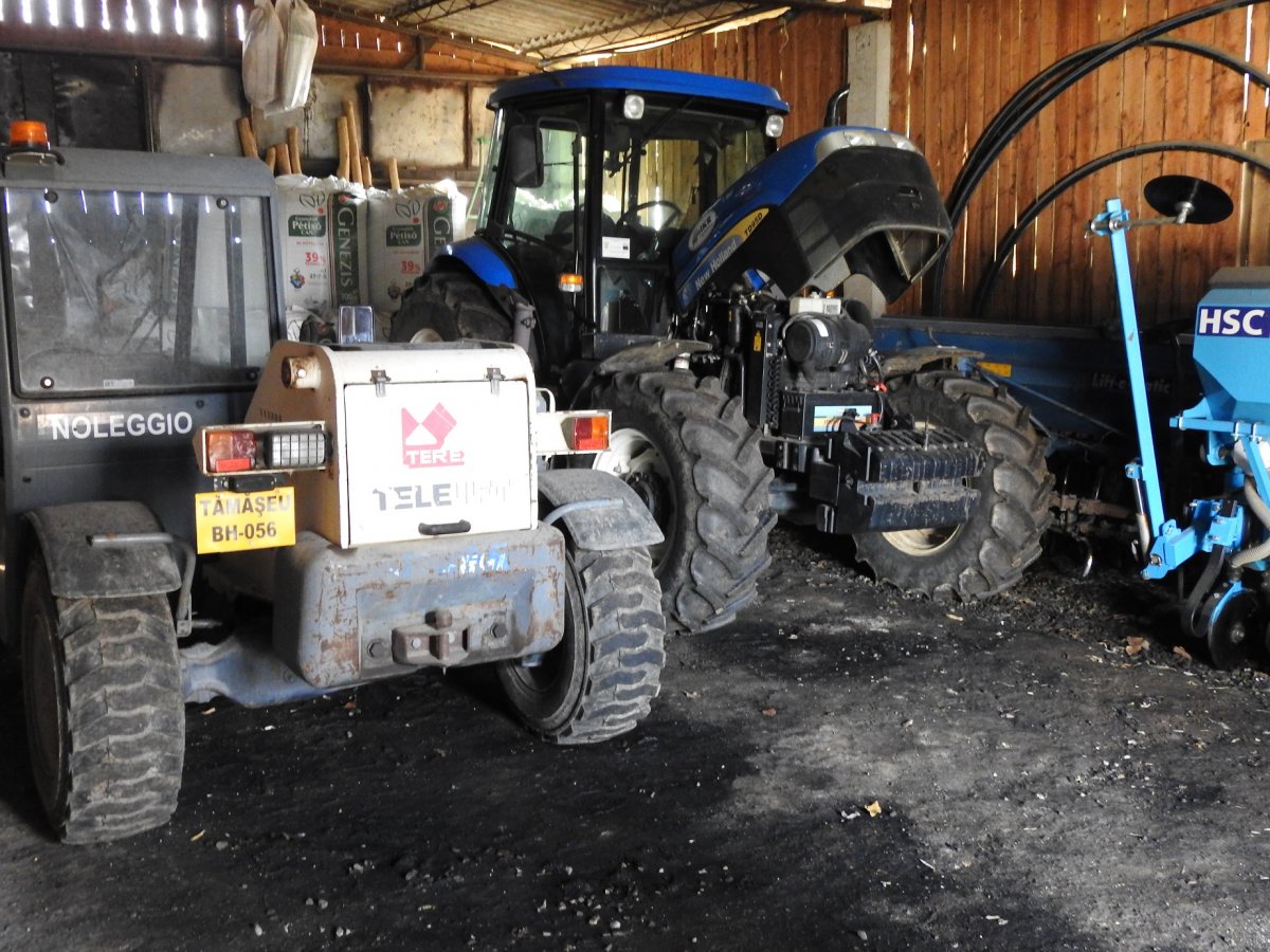 Mezőgépszín. A legtöbb agrárvállalkozó pályázatokból vásárolta az erőgépeket •  Fotó: Makkay József