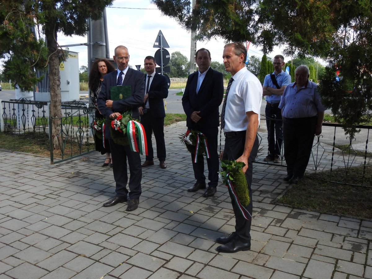 Lőrinczi Zoltán  államtitkár társaságában Lázáriban együtt koszorúznak a Szatmári Híd Egyesület, az Erdélyi Magyar Nemzeti Tanács és az Erdélyi Magyar Szövetség szatmári szervezetének képviselői •  Fotó: Makkay József