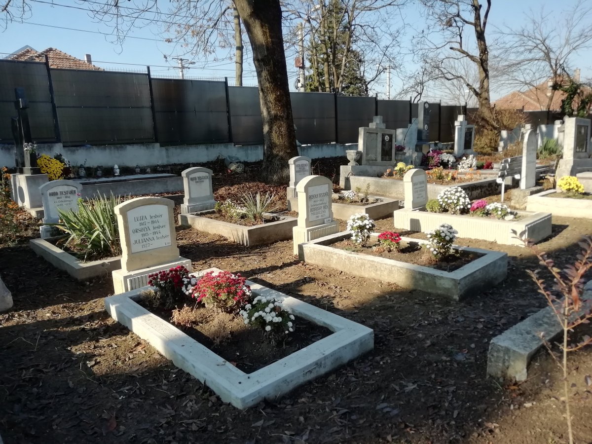 Az egyház megváltásában levő diakonisszasírokat a Nemzetpolitikai Államtitkárság támogatásával újították fel •  Fotó: Somogyi Botond