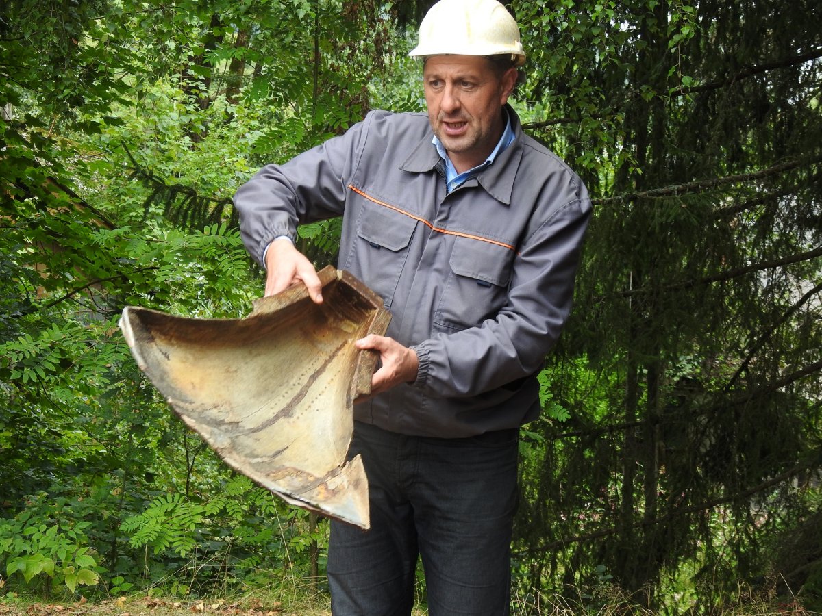 Rus Valentin bányamérnök a régi idők aranymosó lapátját mutatja a bánylátogató turistáknak •  Fotó: Makkay József