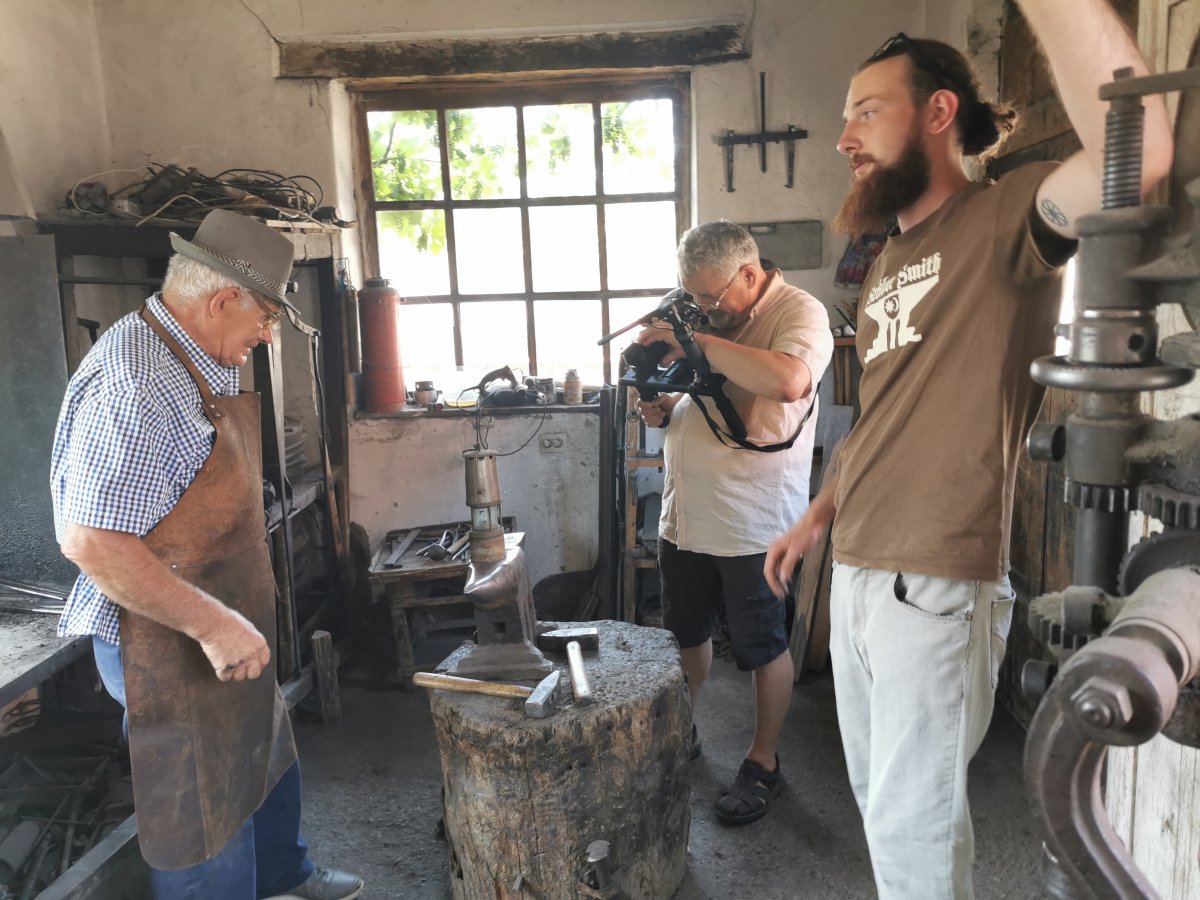 Filmforgatás az etédi Serbán Ferenc kovácsmesternél Farkas Antal operatőrrel •  Fotó: Fábián Andor