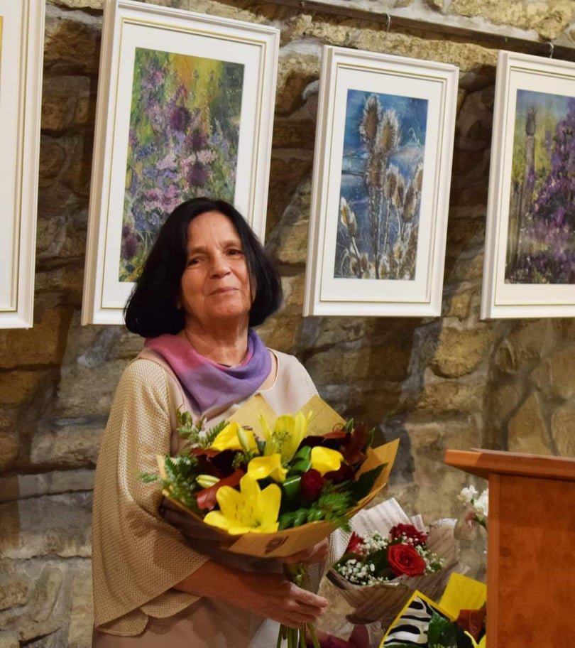 Simion Hegyi Margit a festett és valódi virágaival •  Fotó: Tegher Dávid