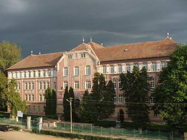 Az egykori árvaház épületében ma a székelykeresztúri Zeyk Domokos Iskolaközpont működik