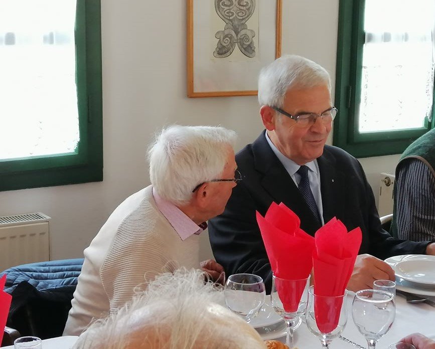 Tőkés László, az EMNT elnöke közös ebéden fogadta az egykori politikai foglyokat •  Fotó: Tőkés László sajtóirodája