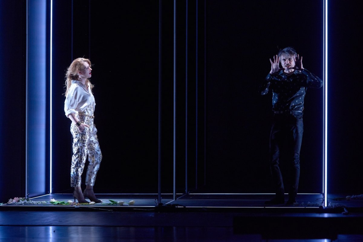 Az előadás főszereplőjét  alakító Bodolai Balázs Pethő Anikóval a színpadon •  Fotó: Biró István