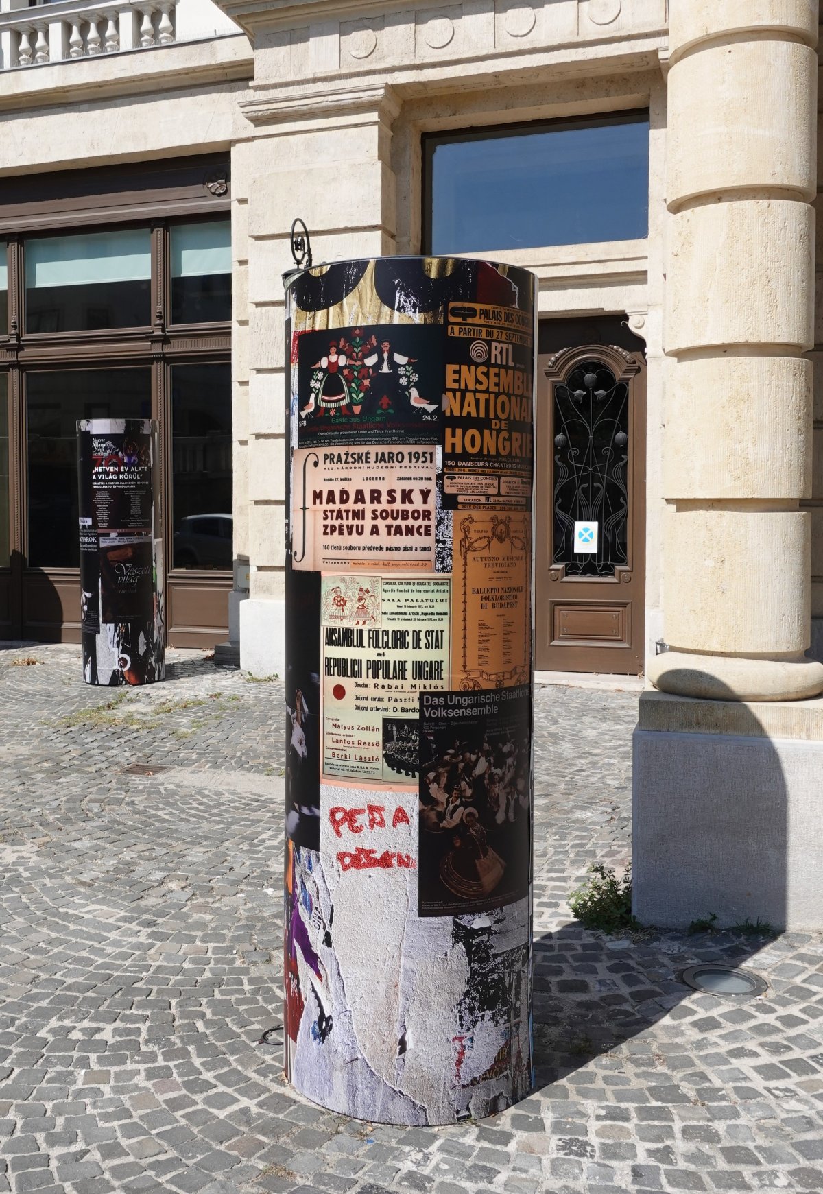 Budapesti hirdetőoszlopon a MÁNE nemzetközi plakátjai •  Fotó: Hagyományok Háza