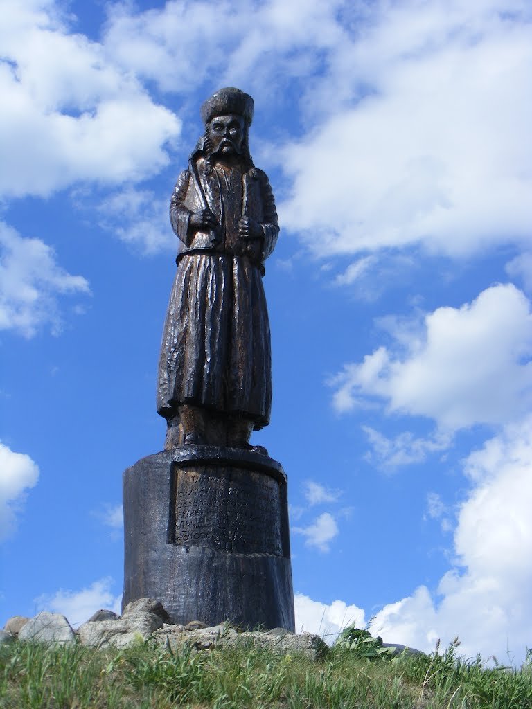 Szobor a híres betyárról Mátraverebélyen. Emléke a mai napig elevenen él a Mátra és a Bükk falvaiban •  Fotó: Hagyományok Háza