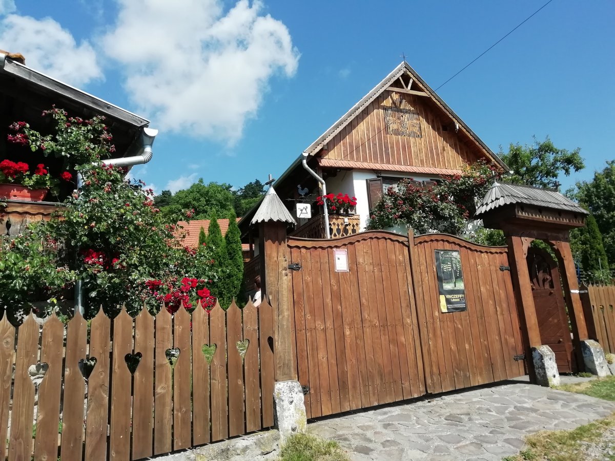 A Vinczeffy-porta bejárata Atyhán •  Fotó: Somogyi Botond