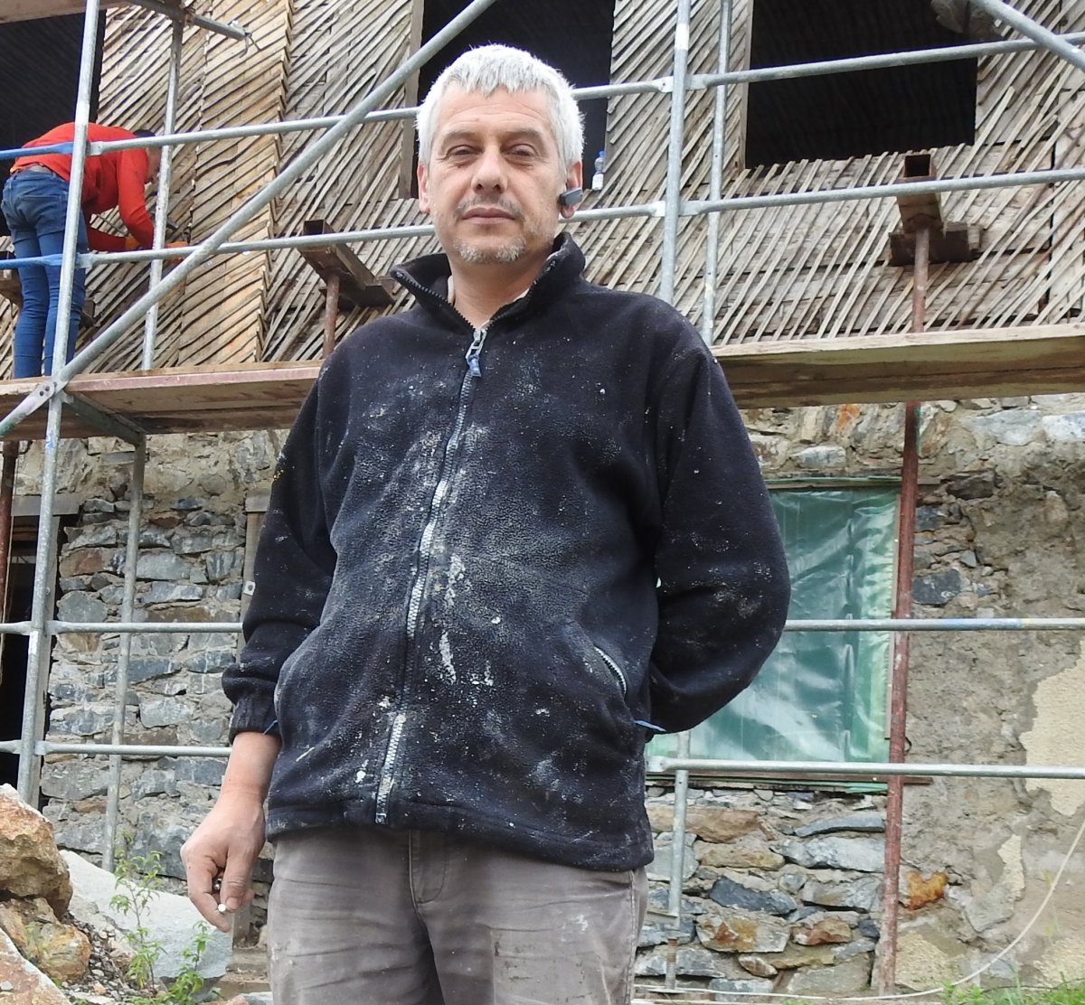 Virgil Apostol műépítész önkénteseivel válvetve dolgozik •  Fotó: Makkay József