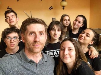 Az álláspontok közelítésére jó eszköz a színház – beszélgetés Fazakas Misi színművésszel, az Osonó Színházműhely vezetőjével