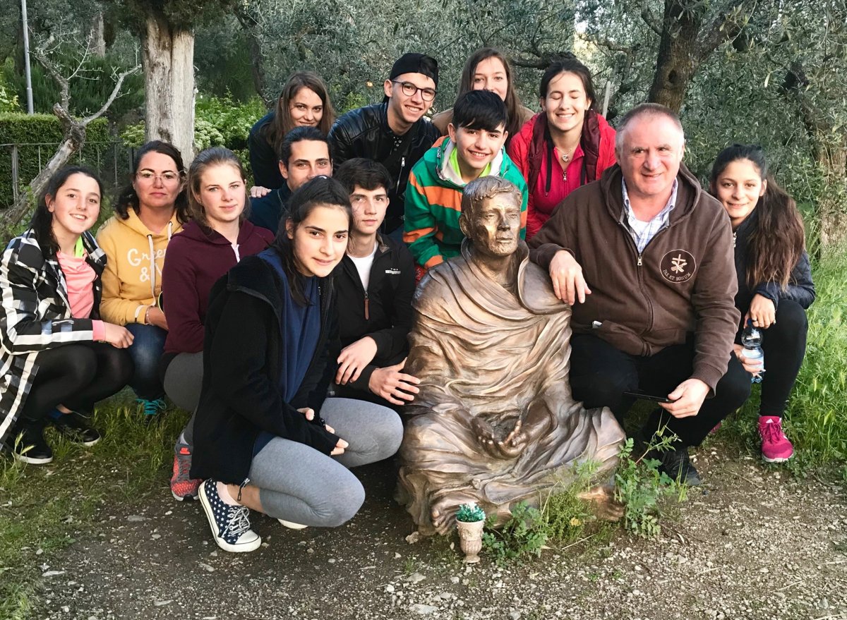 Assisi megálló: Böjte Csaba ferences szerzetes és néhány neveltje útban Rómába &bullet;  Fotó: Magnificat.ro - Böjte Csaba OFM - Dévai Szent Ferenc Alapítvány