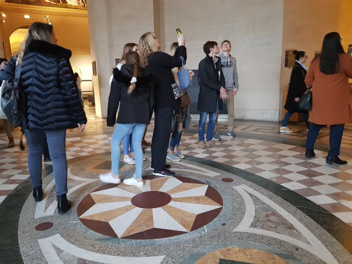 Nyolcágú csillag a párizsi Louvre-ban 