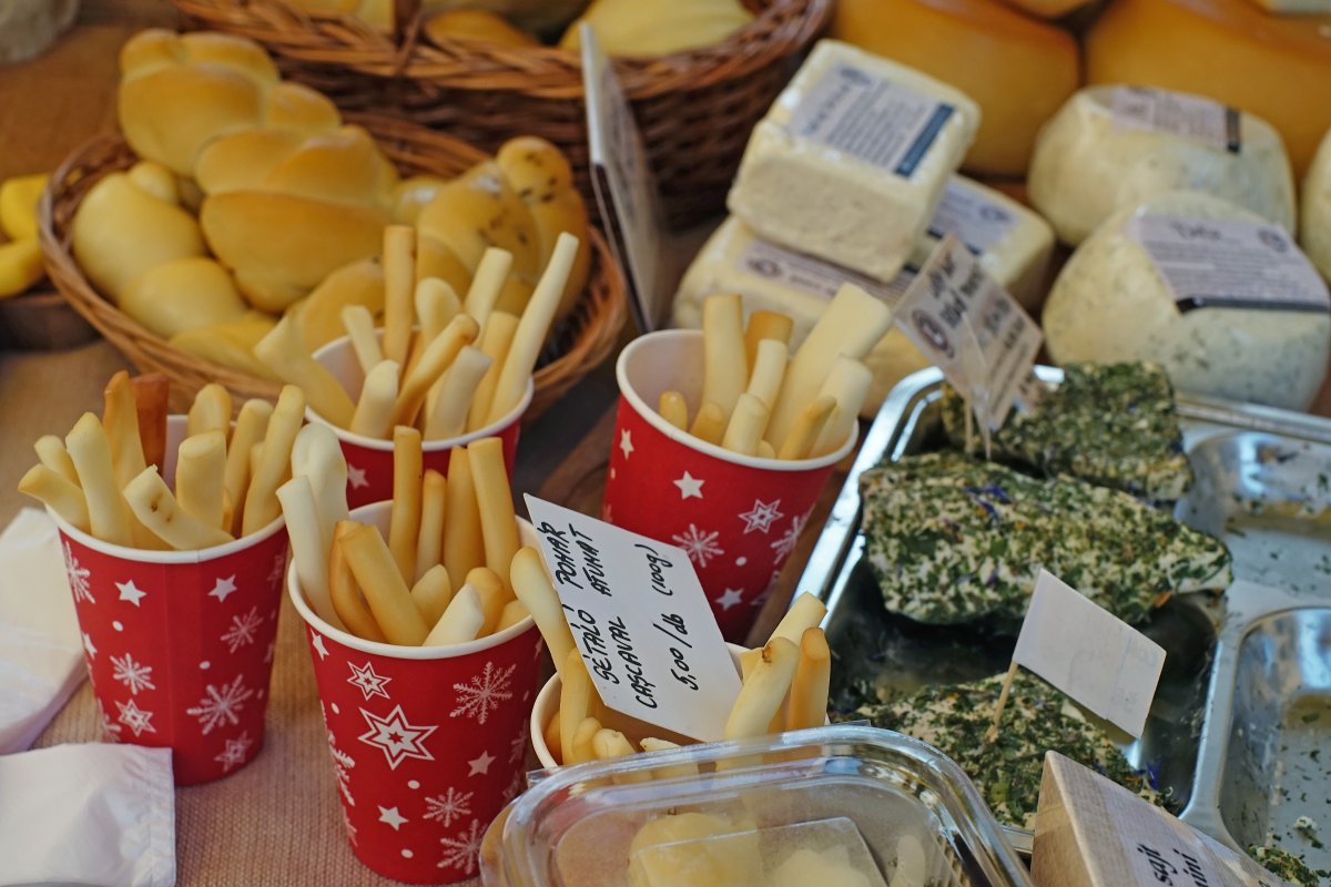 A poharakban levő füstölt sajtrudacskákat sétálás, nézelődés közben is el lehet majszolniMár &bullet;  Fotó: Haáz Vincze