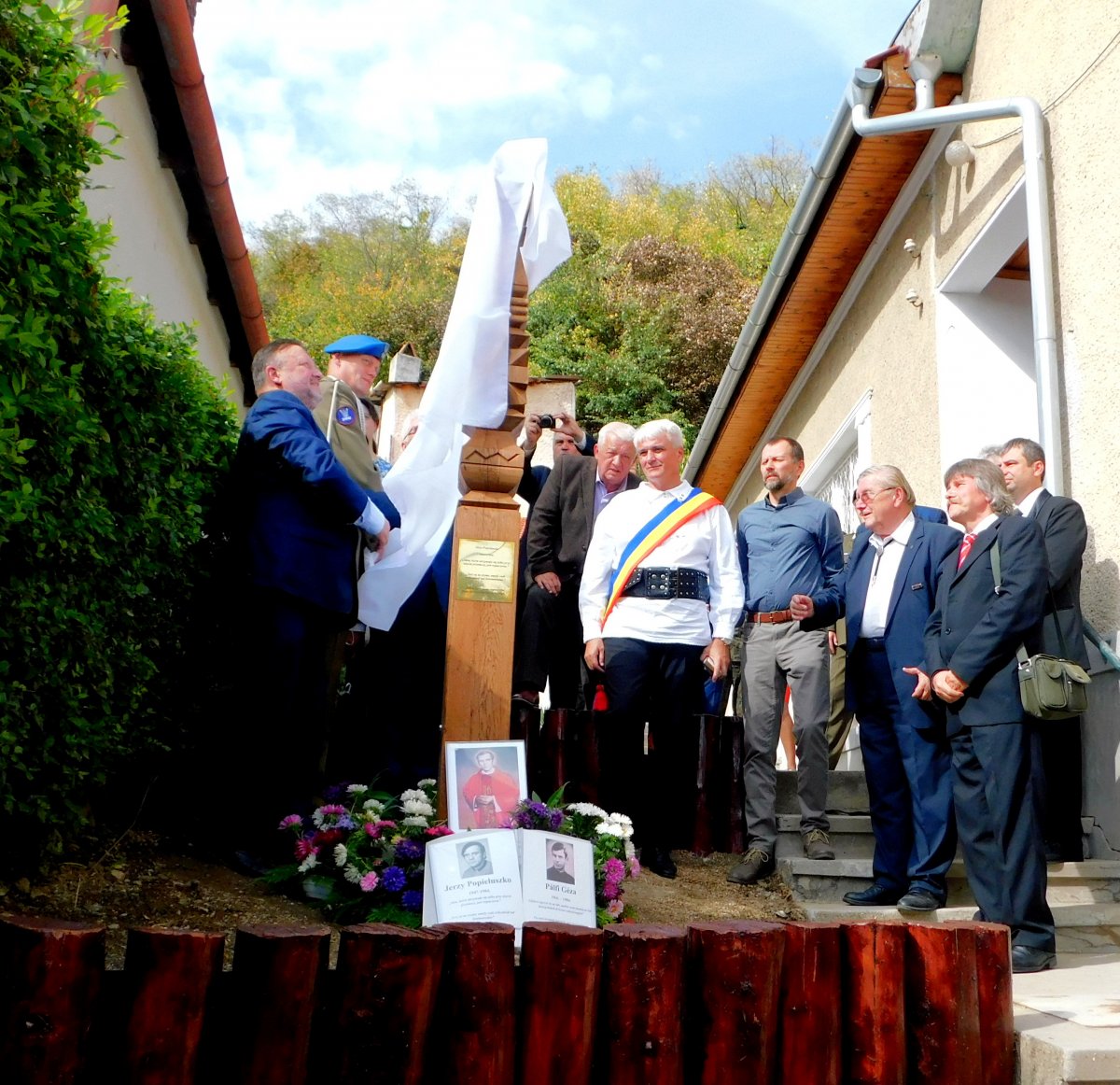 A mártír Jerzy Popiełuszko emlékére Szilágysomlyón avattak kopjafát &bullet;  Fotó: Bagosi Hajnal
