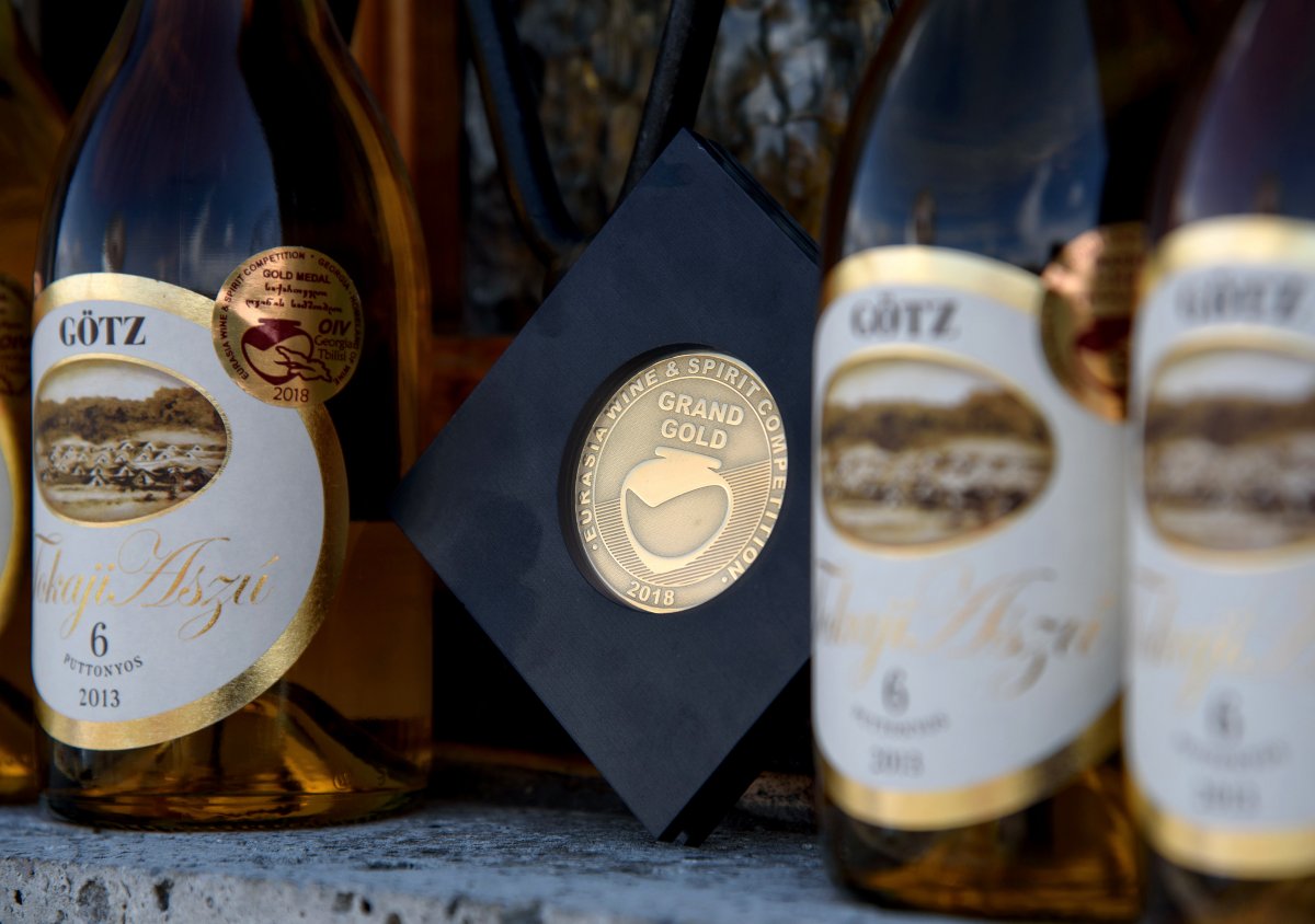 A díjnyertes, hatputtonyos Tokaji aszúbor &bullet;  Fotó: Götz Pincészet