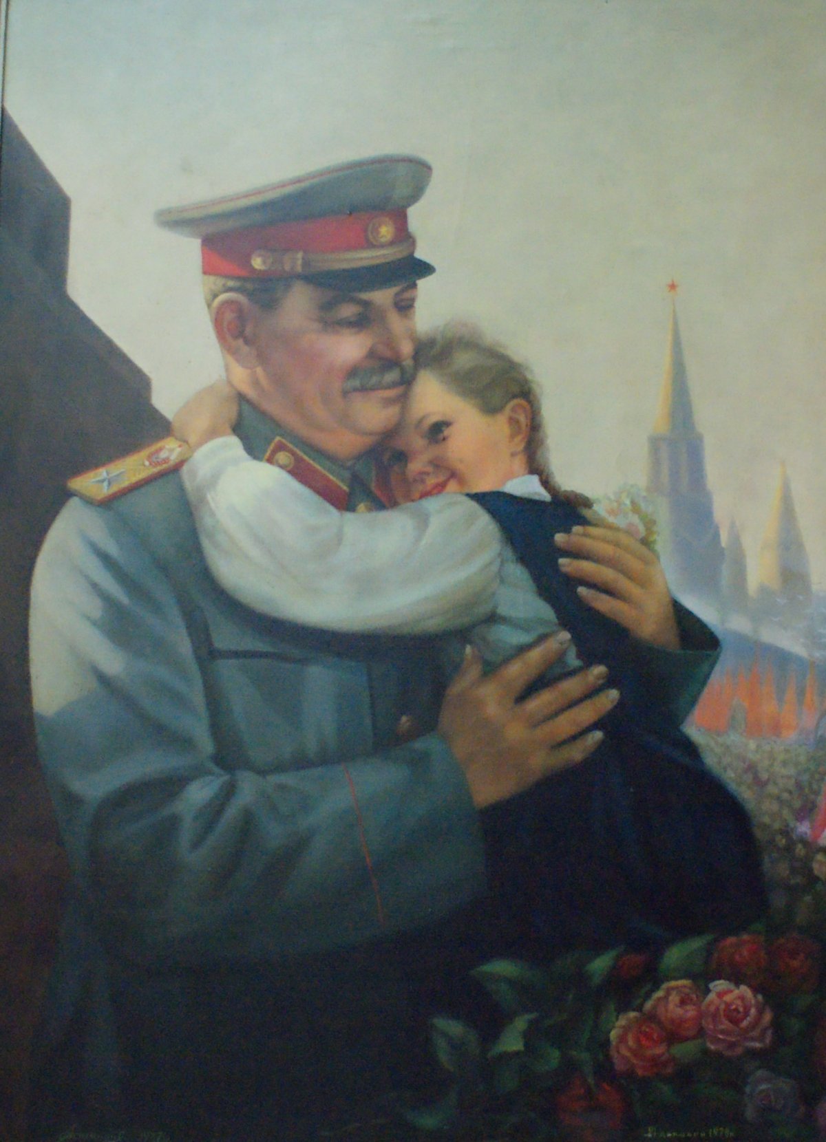 A Sztálin kislánnyal című mázolmány a gyengéd lelkű vezért sulykolja &bullet;  Fotó: A „gyengéd” Sztálin egy kislánnyal