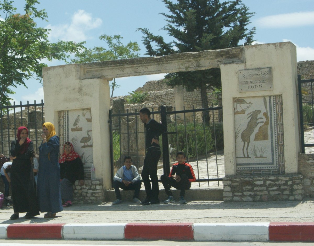 A múzeum bejárata autóbuszra várókkal Maktárban. A helyi lakosok közömbösek a római múlt iránt &bullet;  Fotó: Csermák Zoltán