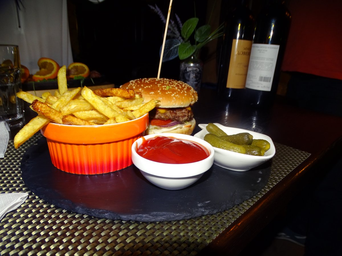 Az Art Café hamburgere gyorséttermekre emlékeztet &bullet;  Fotó: Dorozsmai Endre