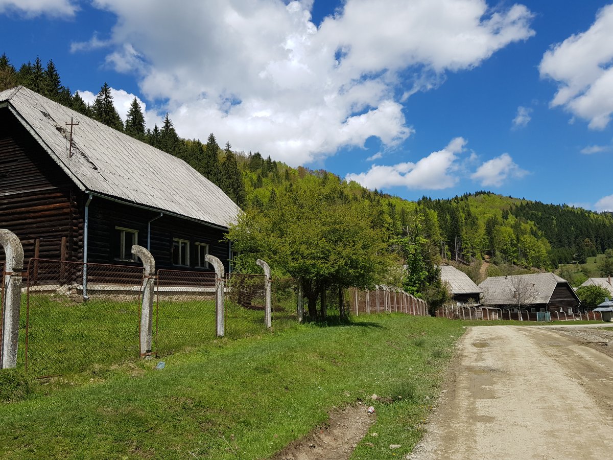 Az 1942-ben épített határőrkaszárnyák. Évek óta kihasználatlanul állnak a „senki földjén” &bullet;  Fotó: Makkay József