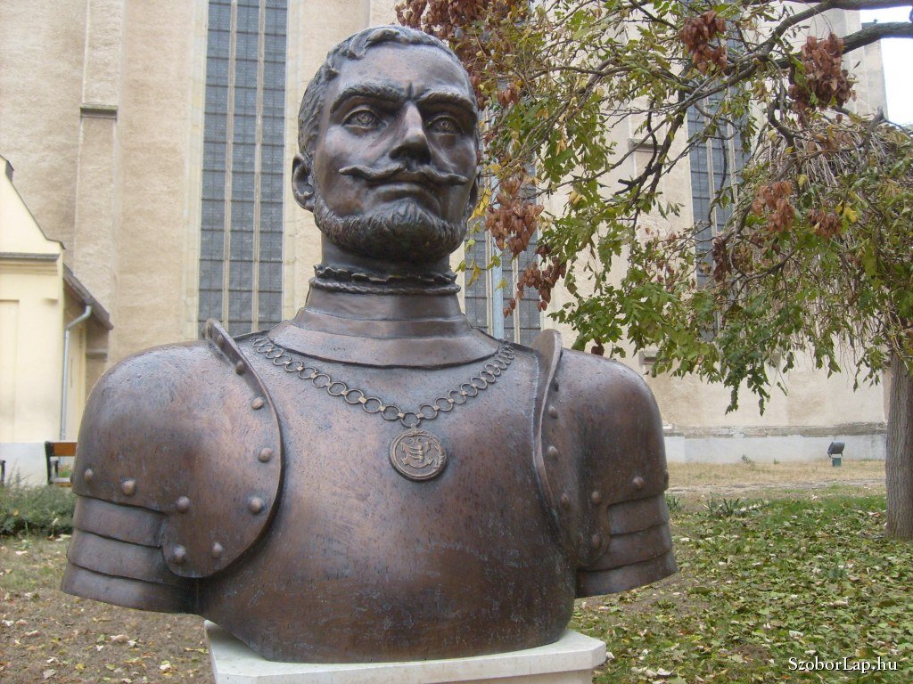 Báthory Gábor szobra Nyírbátorban &bullet;  Fotó: Kozterkep.hu