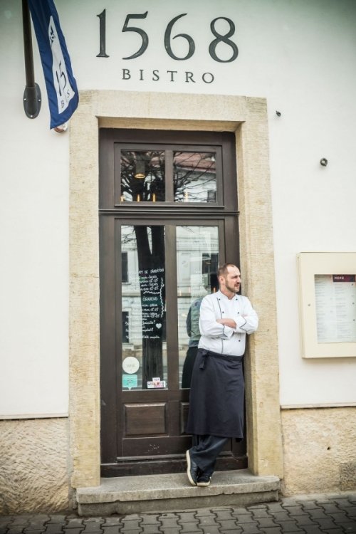 Berke Sándor a bisztró főbejárata előtt: vendégmarasztaló a kínálat &bullet;  Fotó: Magyar Konyha