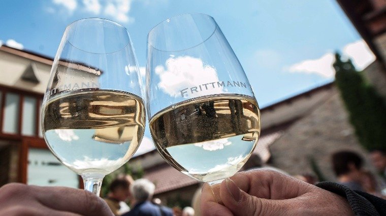 Vince Wine Show: az egész napot arra lehetett fordítani, hogy sétálókóstoló keretében az ember jobbnál jobb borokkal és párlatokkal ismerkedjen &bullet;  Fotó: MTI