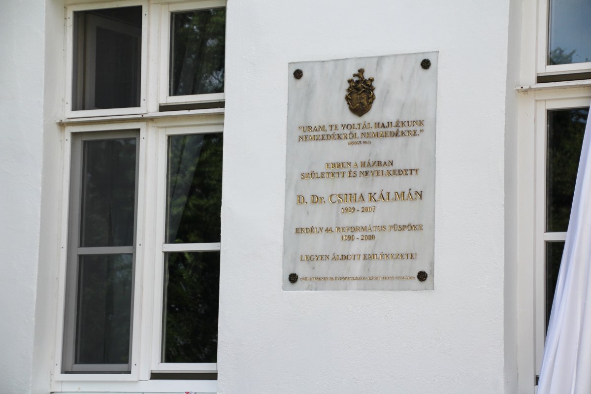 Csiha Kálmán-emléktábla a püspök szülőházának fehér falán &bullet;  Fotó: Sütő Éva