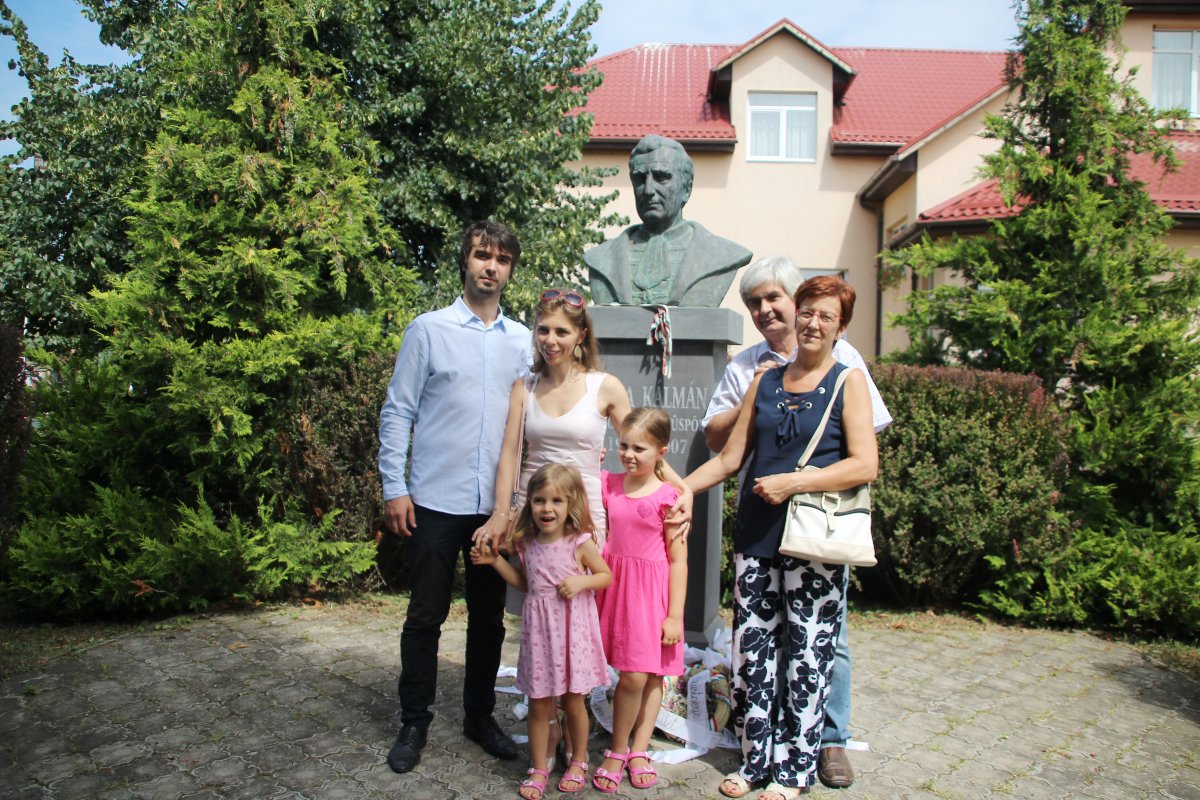 A Csiha-Nagy család a szép emlékezetű apa és nagyapa mellszobra előtt &bullet;  Fotó: Sütő Éva