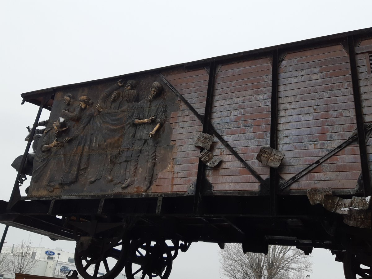 Megrendítő
kollázs egy rabszállító
vagonról &bullet;  Fotó: Dr. Ábrám Zoltán