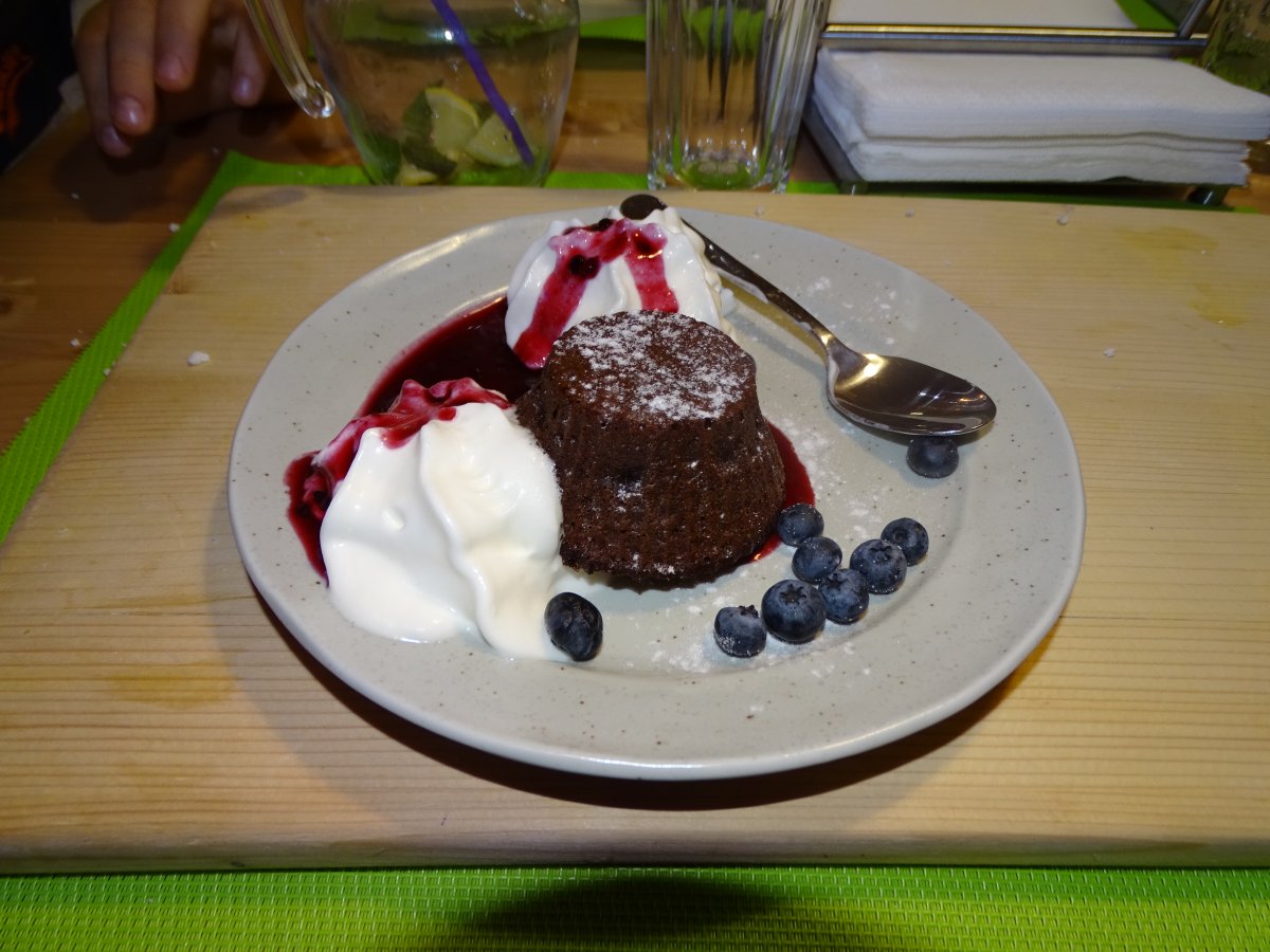 A csokilávát fi nom erdei gyümölcsmártással és tejszínhabbal tálalták &bullet;  Fotó: Dorozsmai Endre