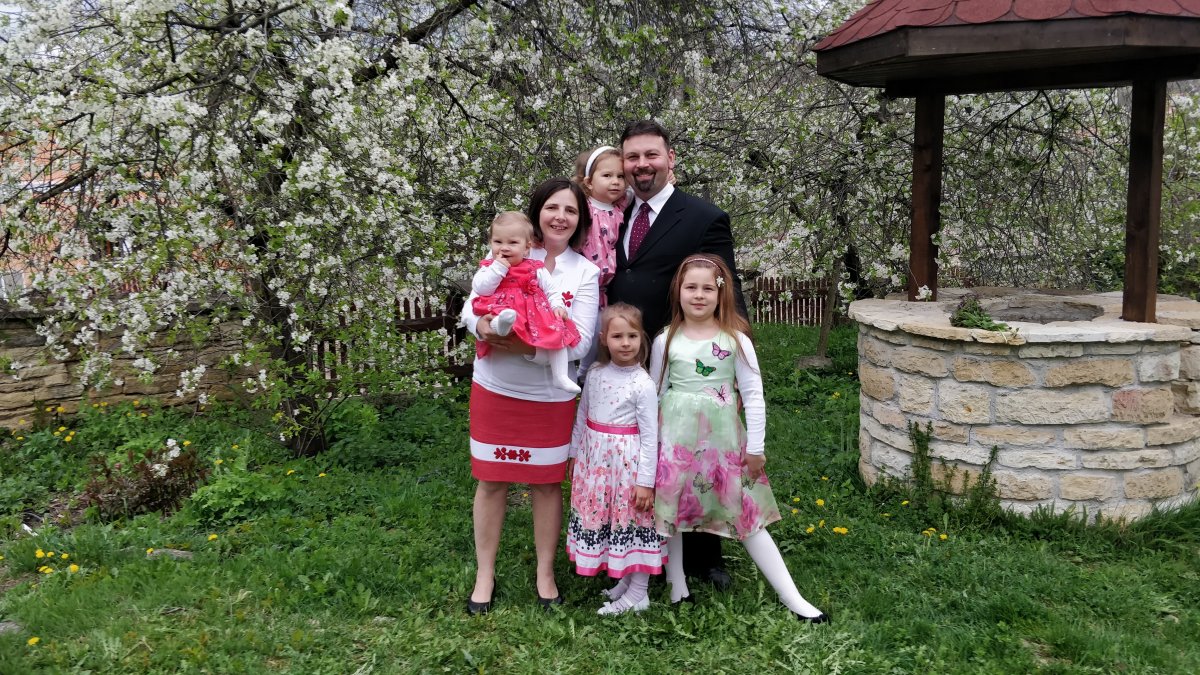 Családi idill. A lelkészházaspár négy lányával &bullet;  Fotó: Kidei Református Egyházközség