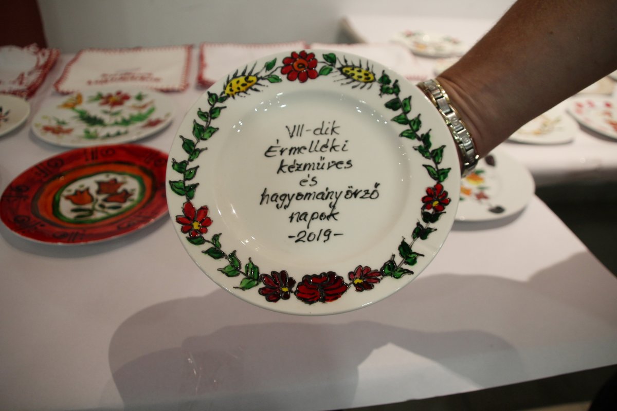 Az Érmelléki Kézműves és Hagyományőrző Napok tányéron megörökítve &bullet;  Fotó: Sütő Éva