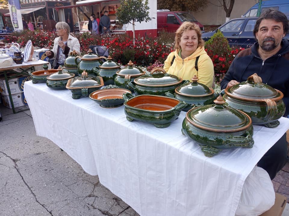 Farkas Gábor és munkái Békéscsabáról. A fazekas termékekből rendszerint kiállításokon vásárolnak a turisták •  Fotó: Sárkány Szabolcs
