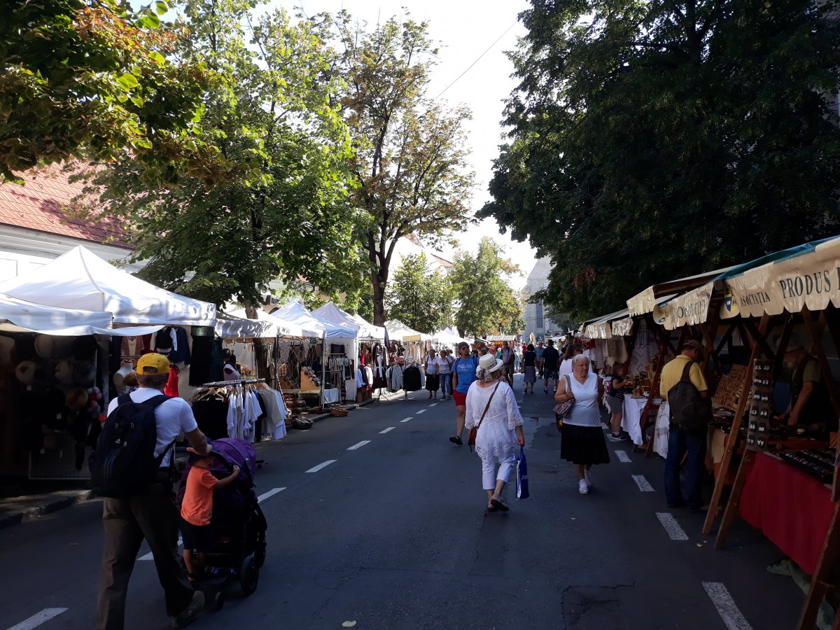 Kolozsvár egyik legszebb utcája, a Farkas-utca a Kolozsvári Magyar Napok idejére átváltozott Fesztiválutcává, ahol egész nap hömpölygött a tömeg &bullet;  Fotó: Nánó Csaba
