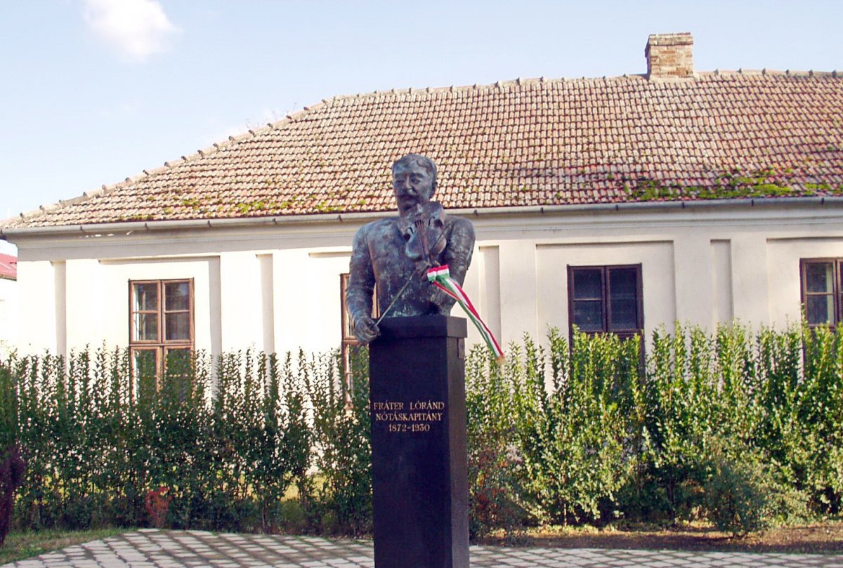 Fráter Loránd híres nótaszerző érsemjéni mellszobra &bullet;  Fotó: Sütő Éva