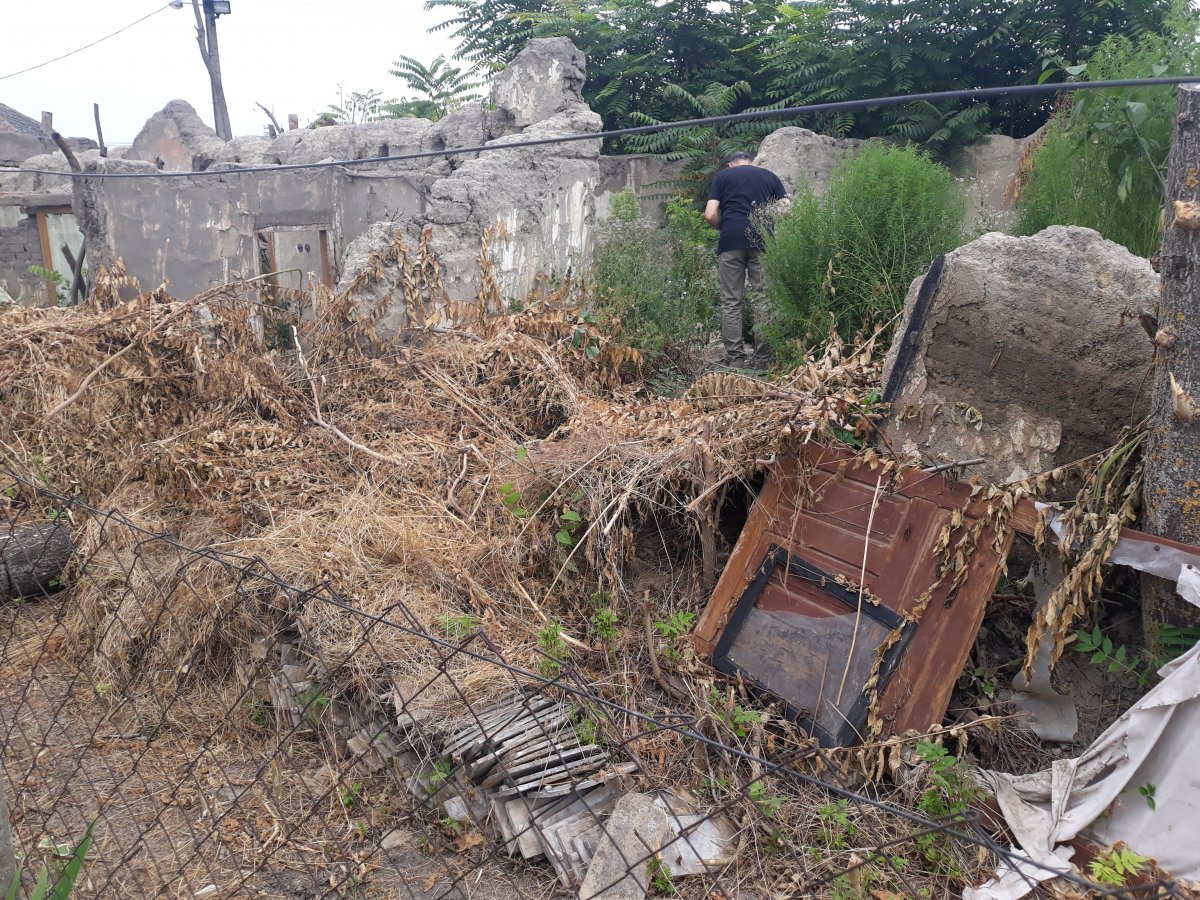 Mindhárom országot fenyegető veszély: a migránsok által szétszedett ház Rábéban &bullet;  Fotó: Szucher Ervin