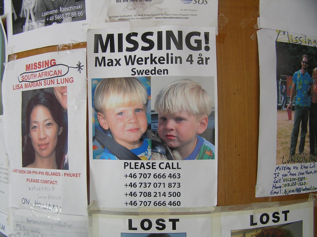 A kórház falán eltűnt személyeket kerestek a cunami után &bullet;  Fotó: Csermák Zoltán