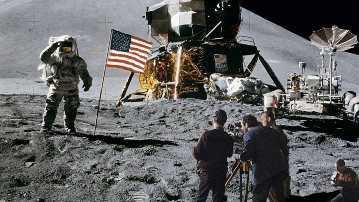 Az egyik összeesküvés-elmélet szerint az amerikaiak egy földi stúdióban ﬁlmezték a Holdra szállást 