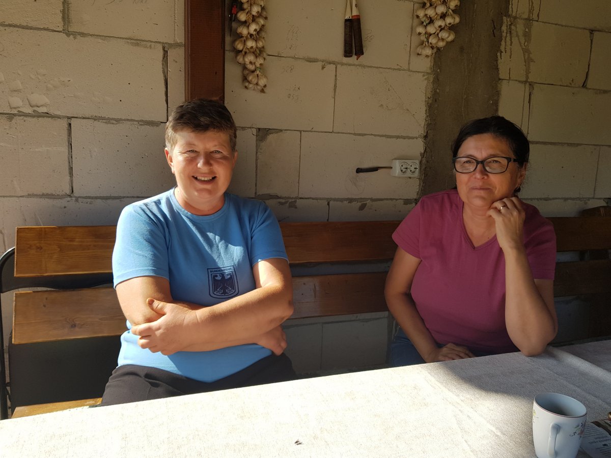 Horváth Annamária és Edit az őszi befőzések szünetében &bullet;  Fotó: Makkay József