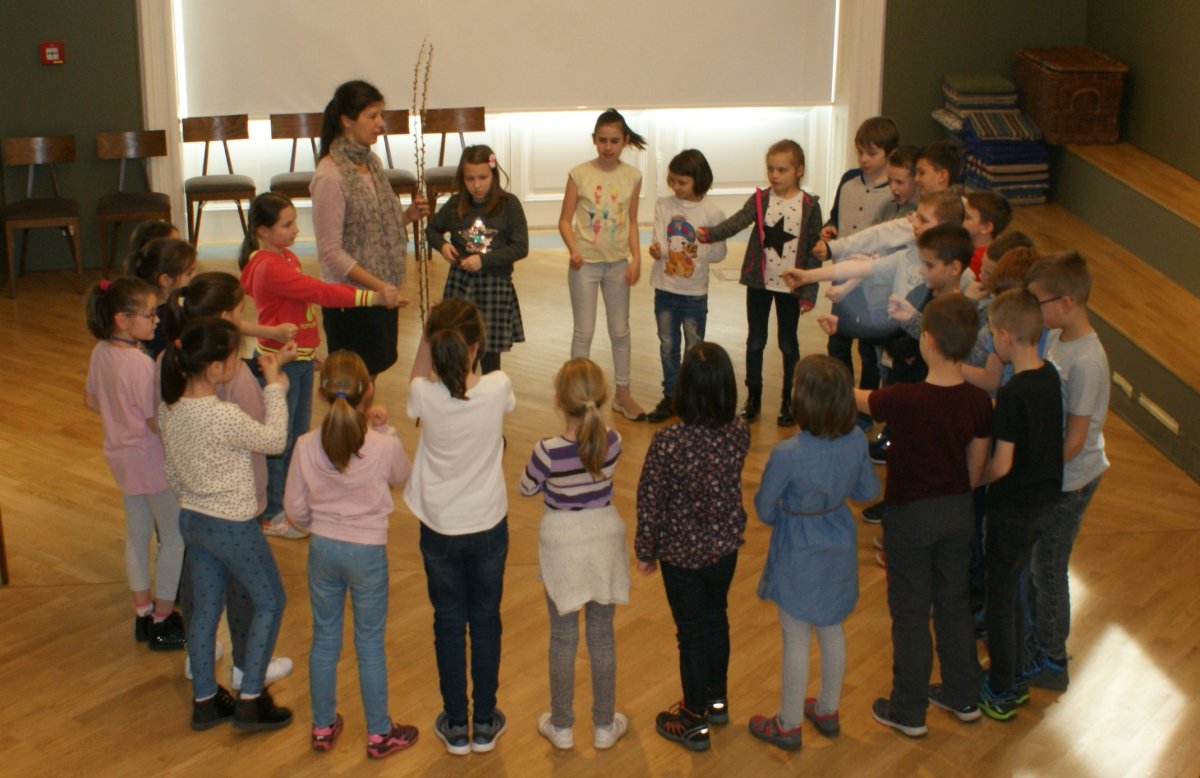 Rendhagyó néprajzóra sok énekkel és  játékkal •  Fotó: Hagyományok Háza