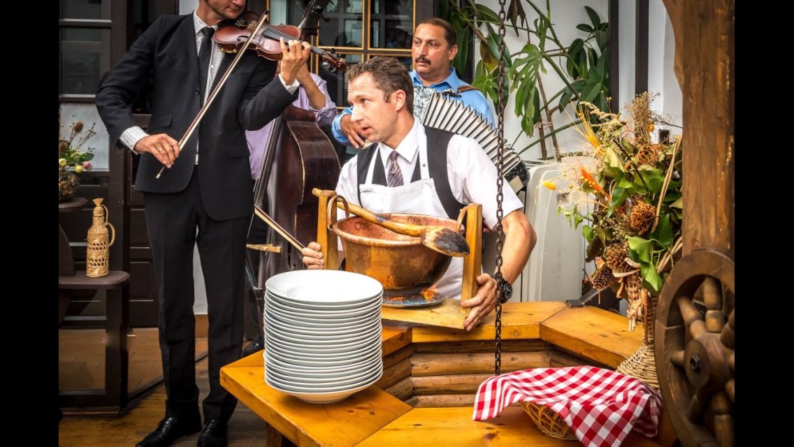 Ifj. Tamás Balha István üstből szolgálja fel a marhapörköltet &bullet;  Fotó: Tamás Bisztró