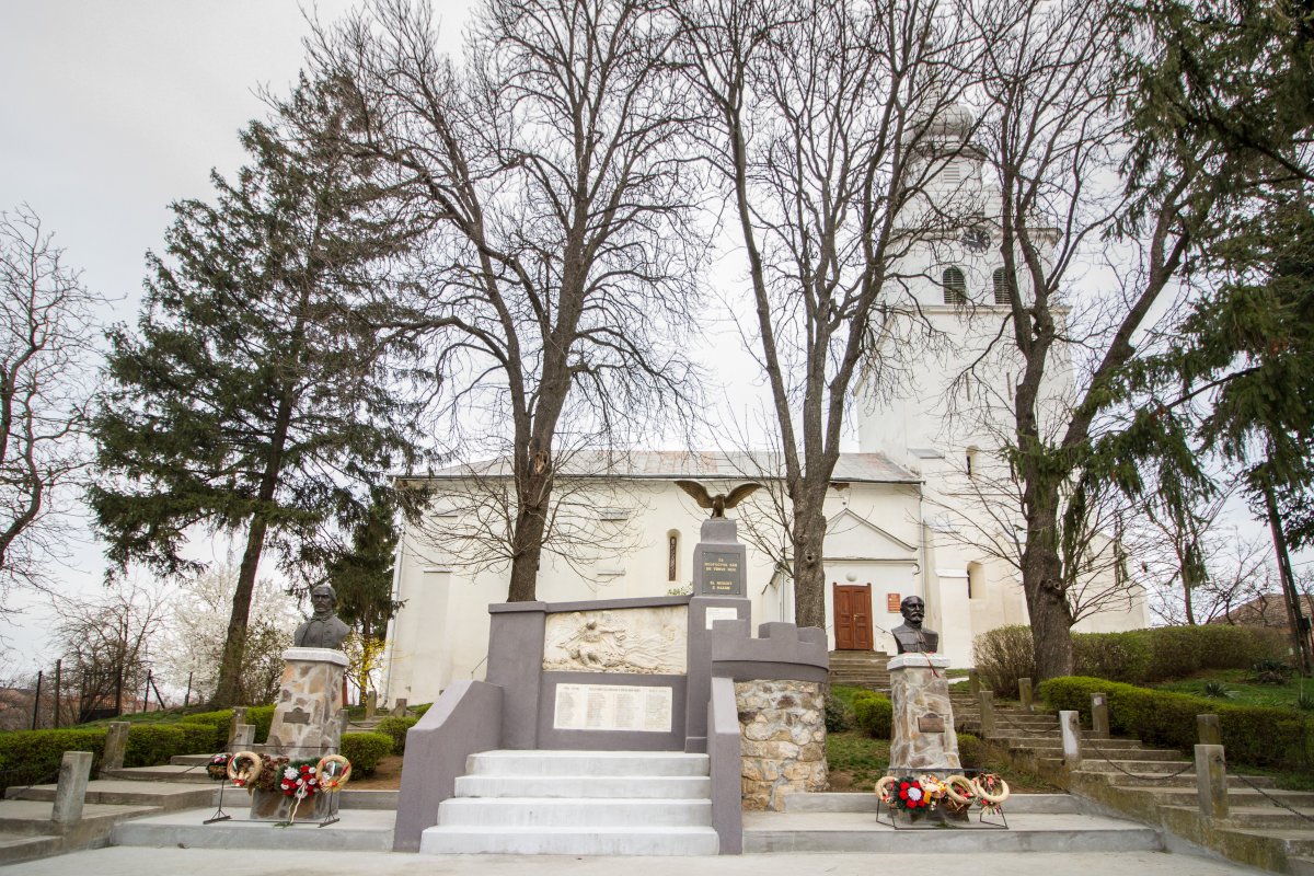 Az Irinyi testvérek mellszobrai Albison: Irinyi József, aki 1848-ban megszövegezte a tizenkét pontos kiáltványt
és Irinyi János, a közhasznú gyufa feltalálója &bullet;  Fotó: Sütő Éva