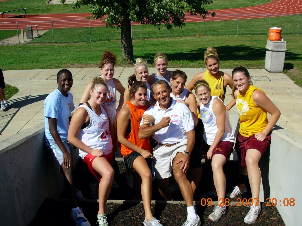 Az Egyesült Államokban szinte minden sportágban dolgozott, többek között egyetemi kosaras lányokkal is 