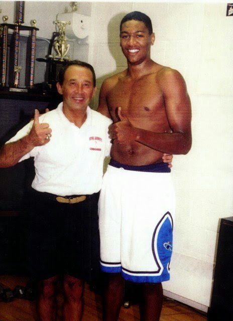 Wayne Simien NBA-s kosárlabdázóval, aki tanítványa volt 