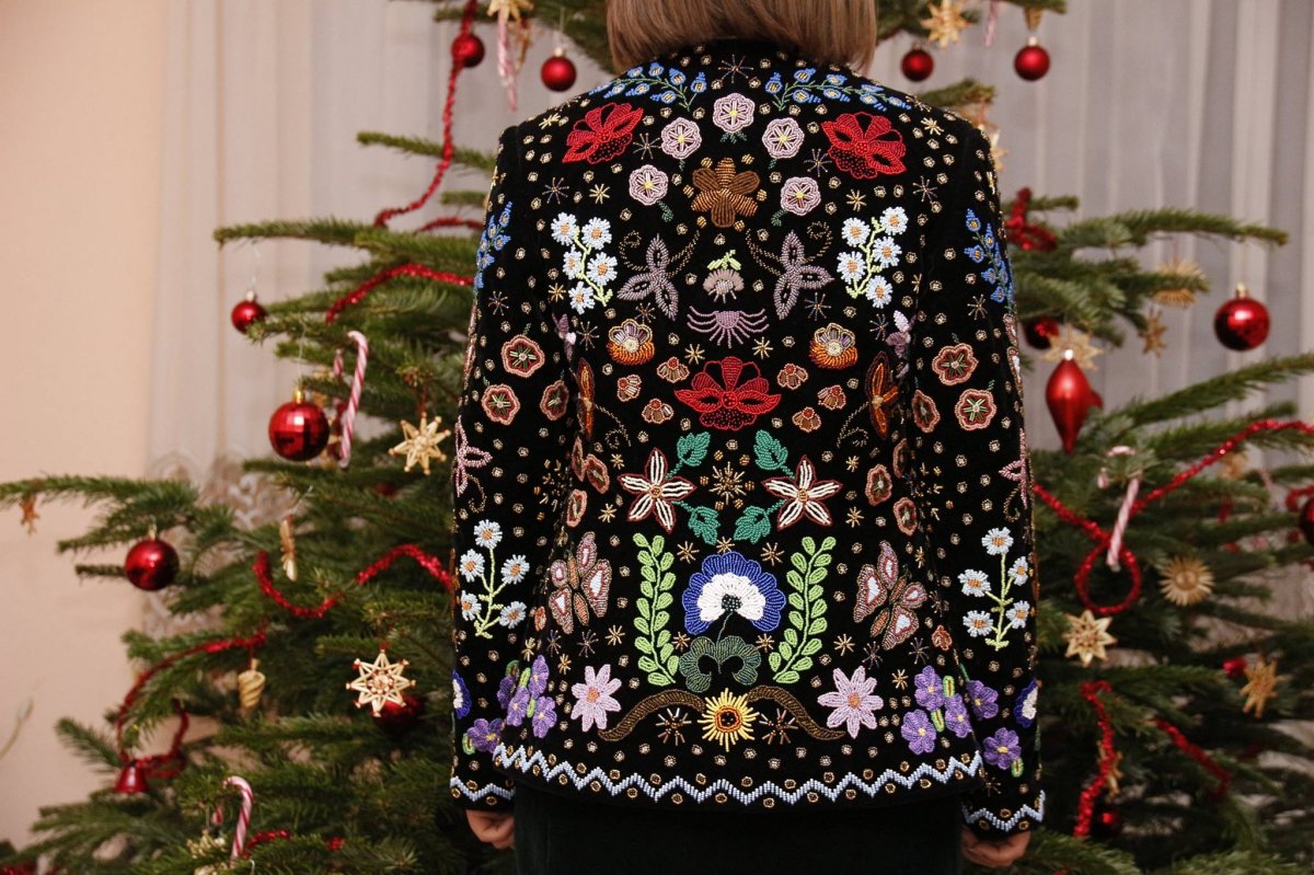 Gyöngyökkel kirakott női kabát 