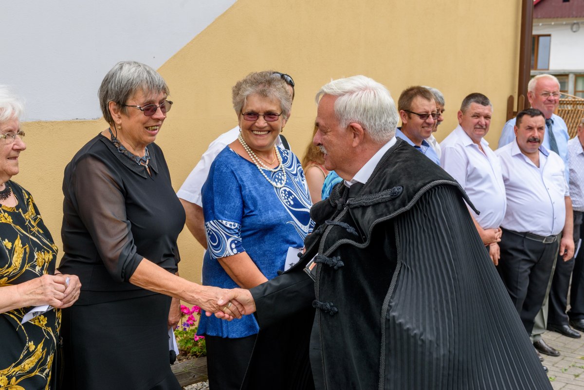 Kató Béla püspök üdvözli a gyülekezeti tagokat &bullet;  Fotó: Kiss Gábor